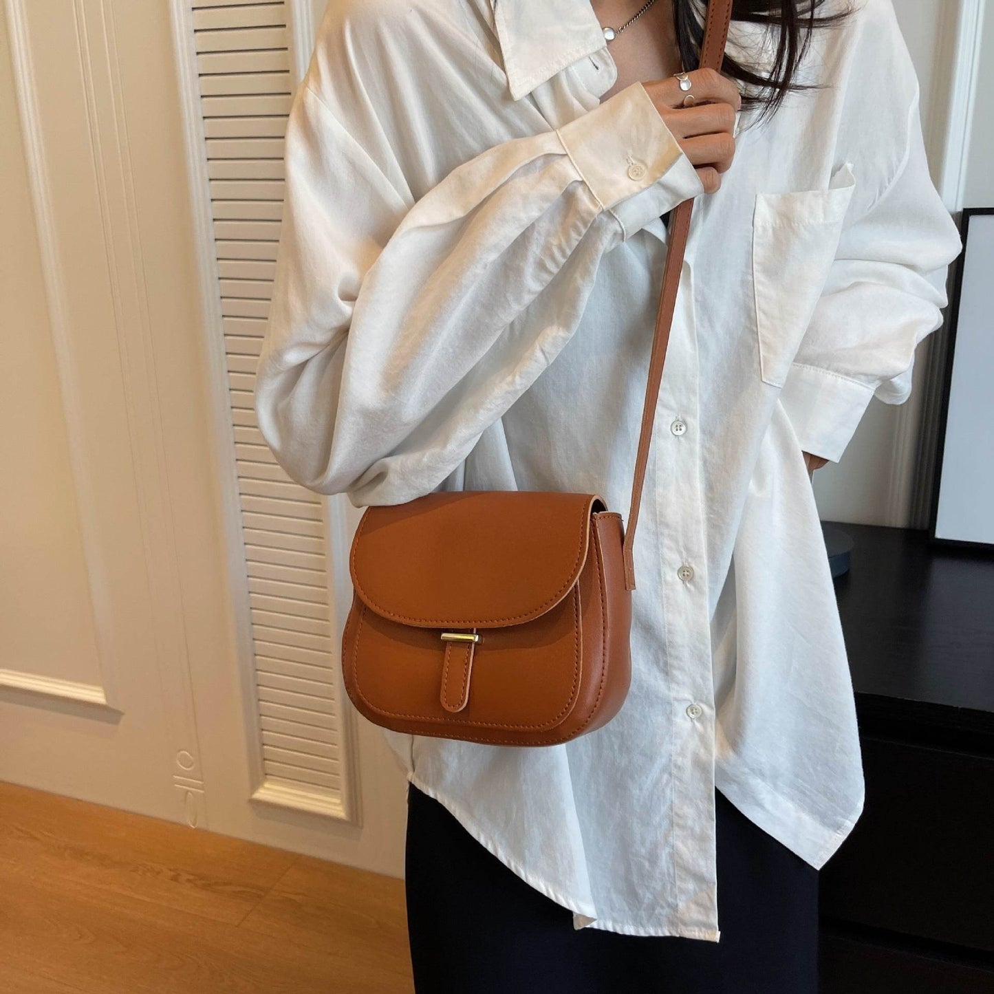 Retro Fashion Clamshell Simple Crossbody Bag - Velora