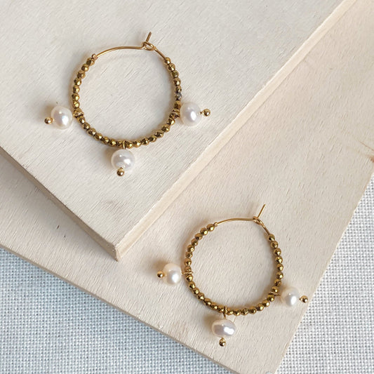 Boucles d’oreilles créoles dorées avec perles d’eau douce | AURÉA - Velora Luxury Fashion