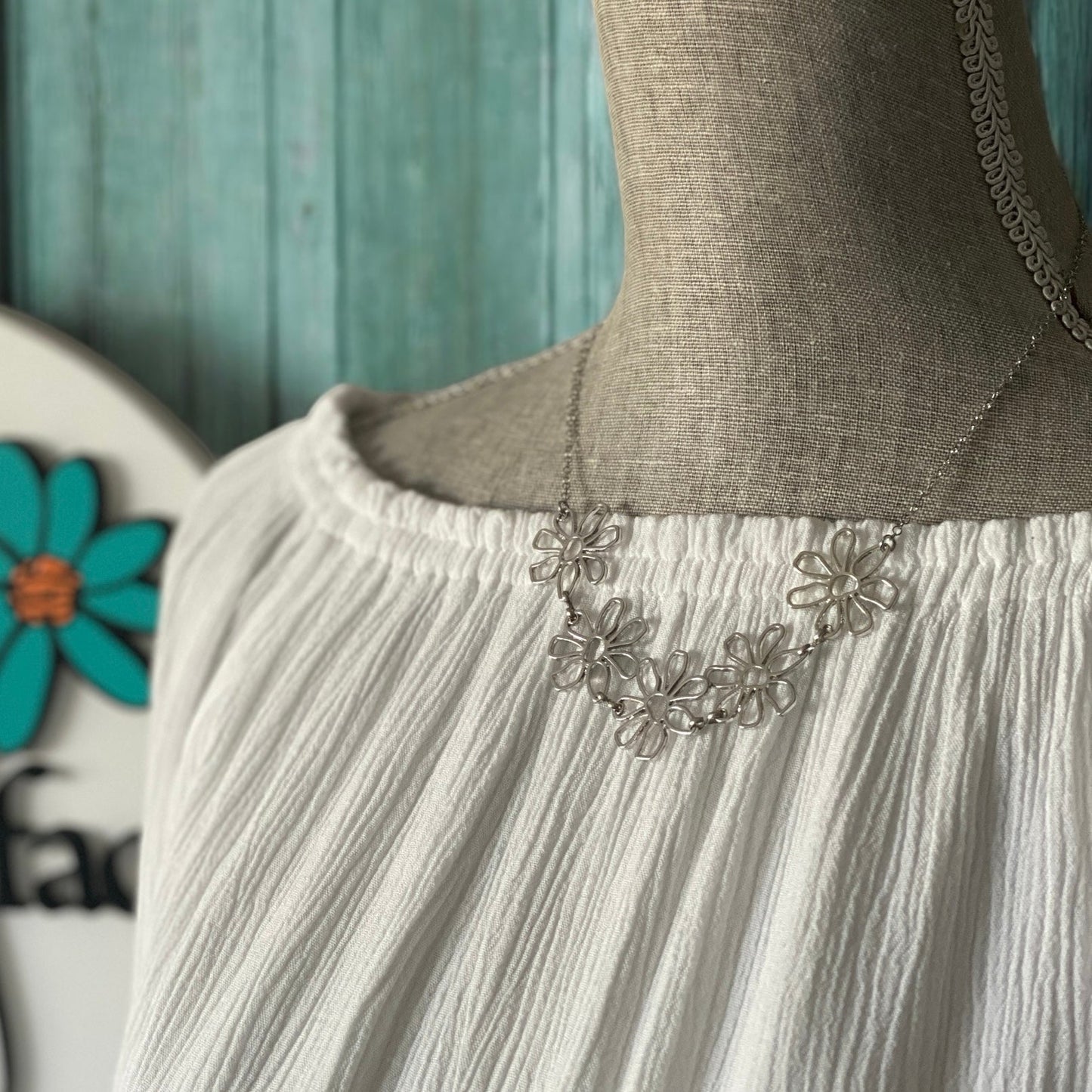Daisy Flower Bib Necklace - Velora