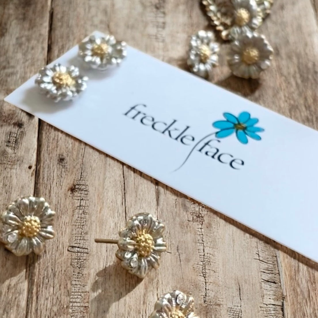 Two Toned Daisy Studs - Velora