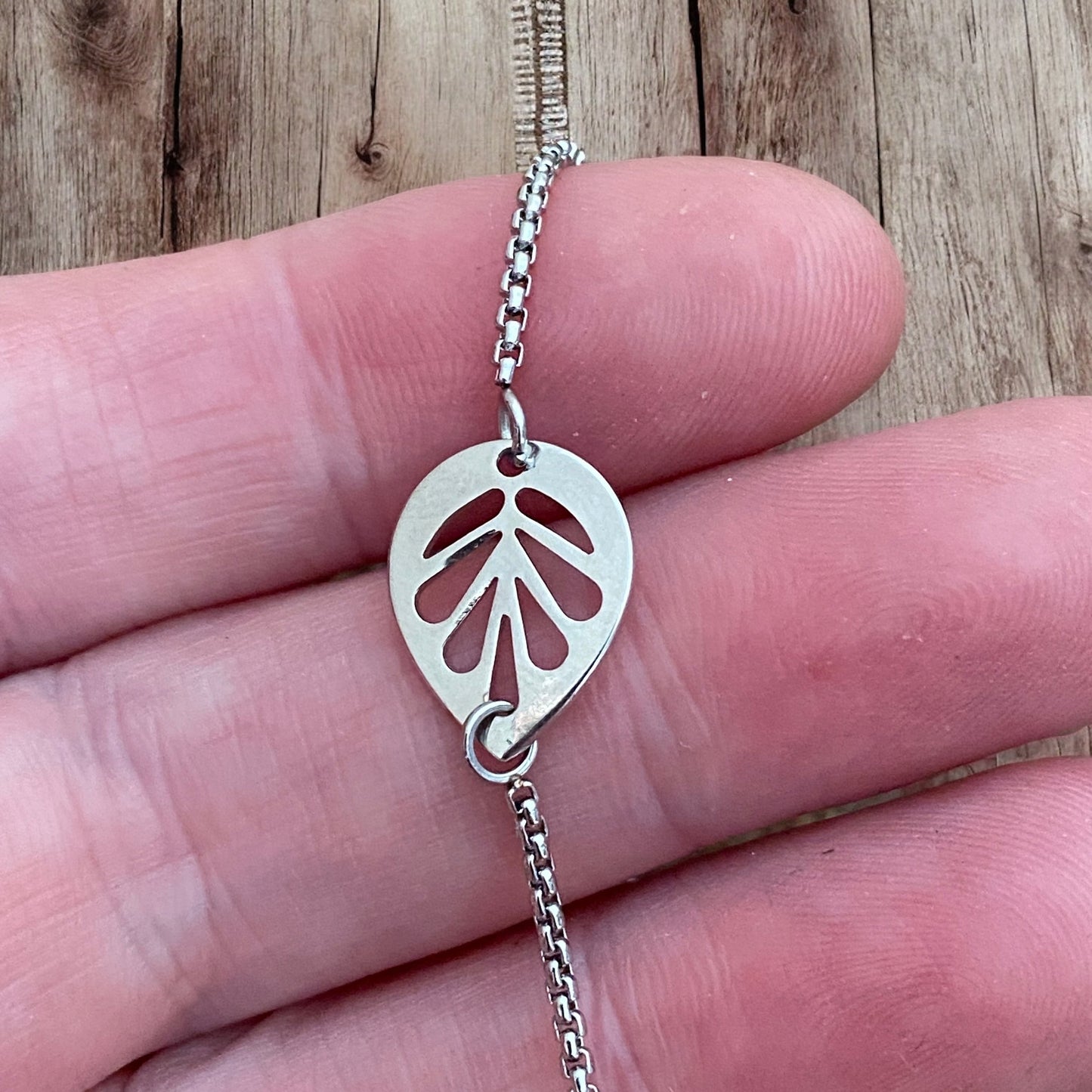 Adjustable Bracelet - The Cutest Leaf - Velora