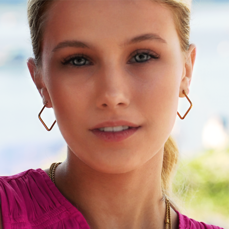 REILYNN Small Square Shaped Hoops. In Gold & Silver. - Velora