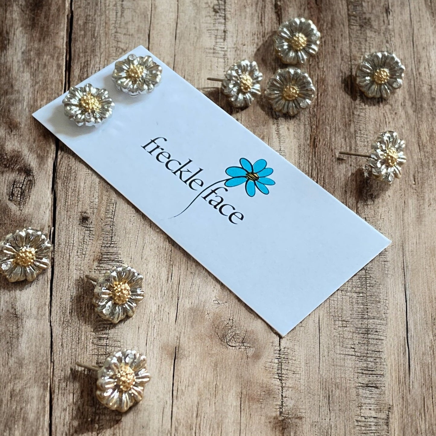 Two Toned Daisy Studs - Velora Luxury Fashion