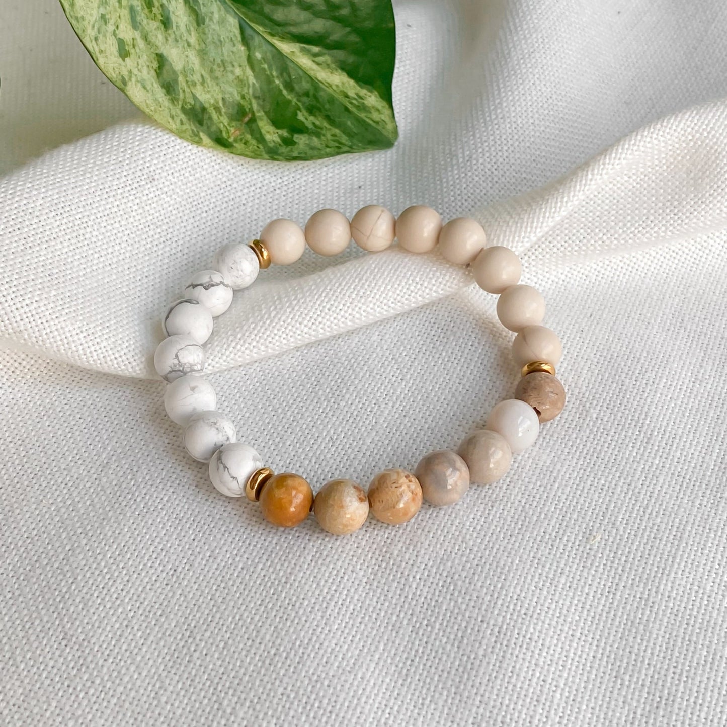 RENOUVEAU | Bracelet en howlite, jaspe et acier inoxydable Lunaki Design