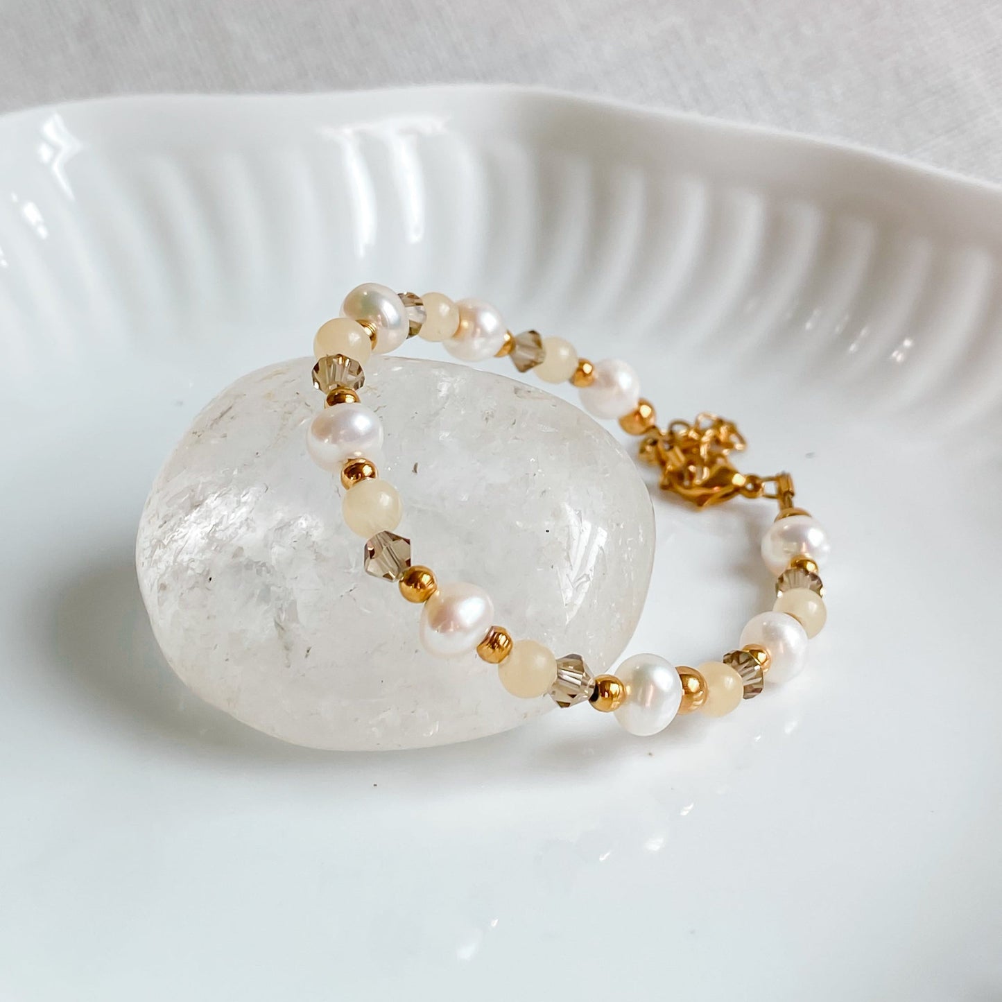 THÉIA | Bracelet fin en pierres de jade jaune et perles d’eau douce