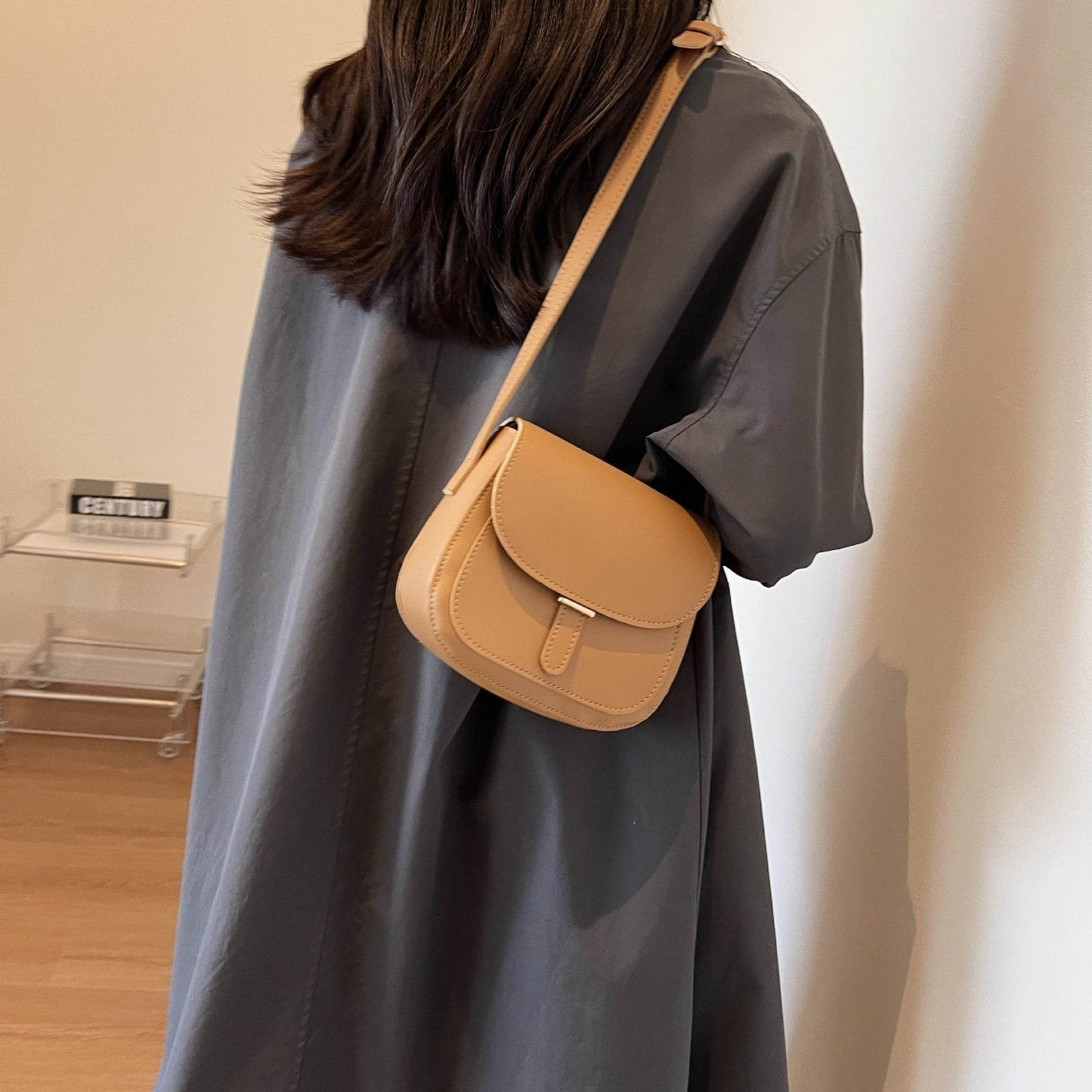 Retro Fashion Clamshell Simple Crossbody Bag - Velora