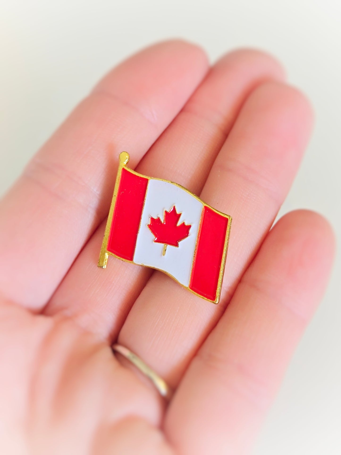 Canada Flag Pin - Velora