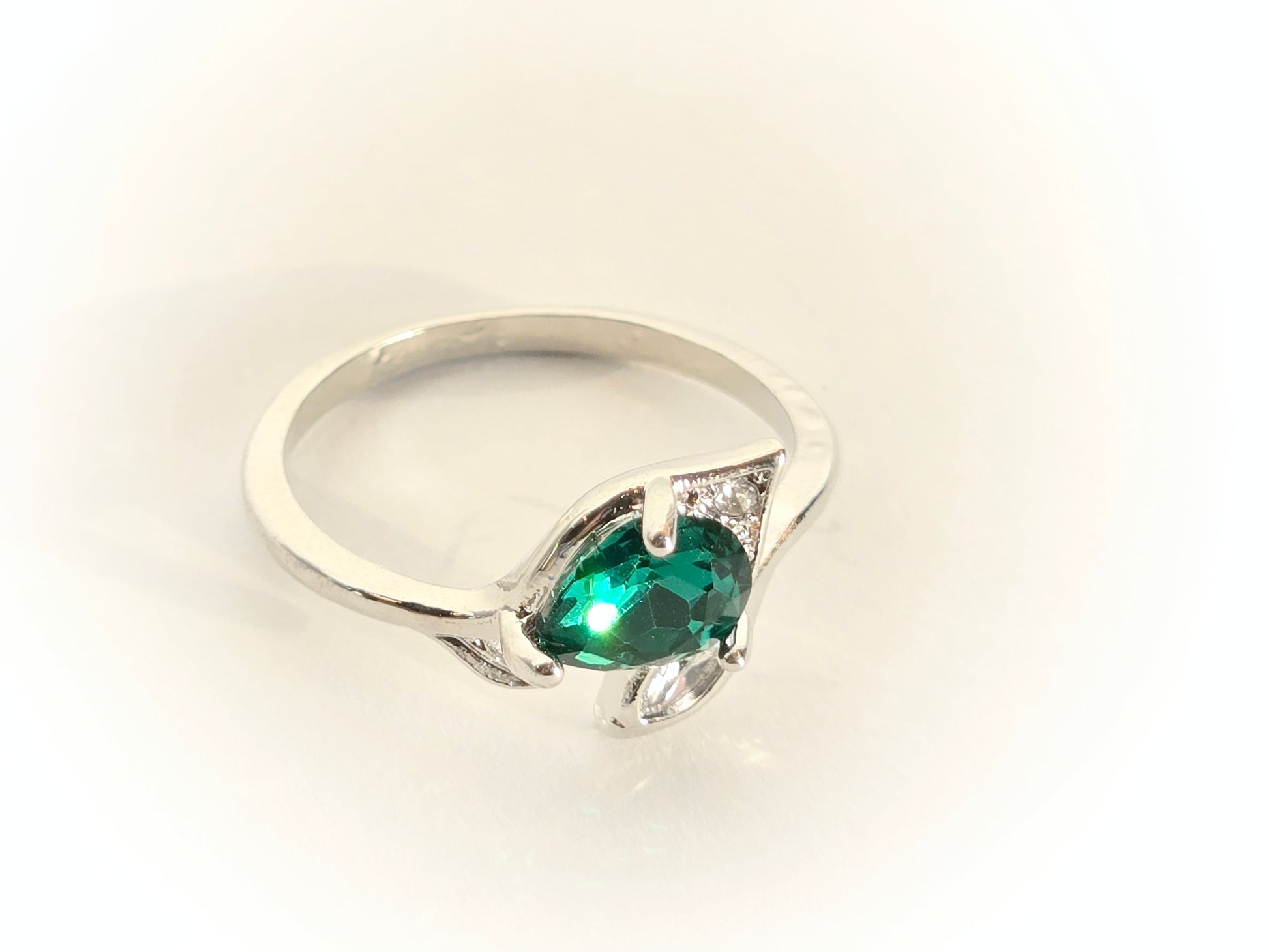 Emerald & Silver Leaf Ring | Size 9 - Velora