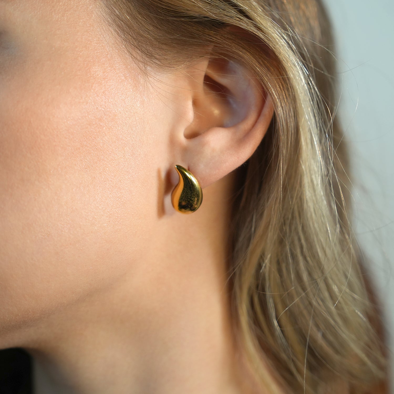 ANNIS: Elegance in Every Drop - Tear-Drop Stud Earrings - Velora Luxury Fashion