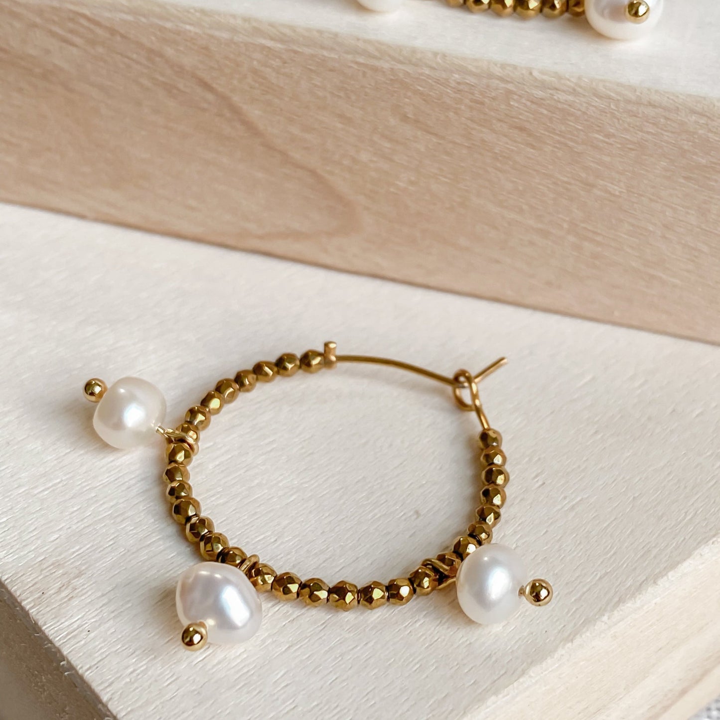 Boucles d’oreilles créoles dorées avec perles d’eau douce | AURÉA - Velora Luxury Fashion