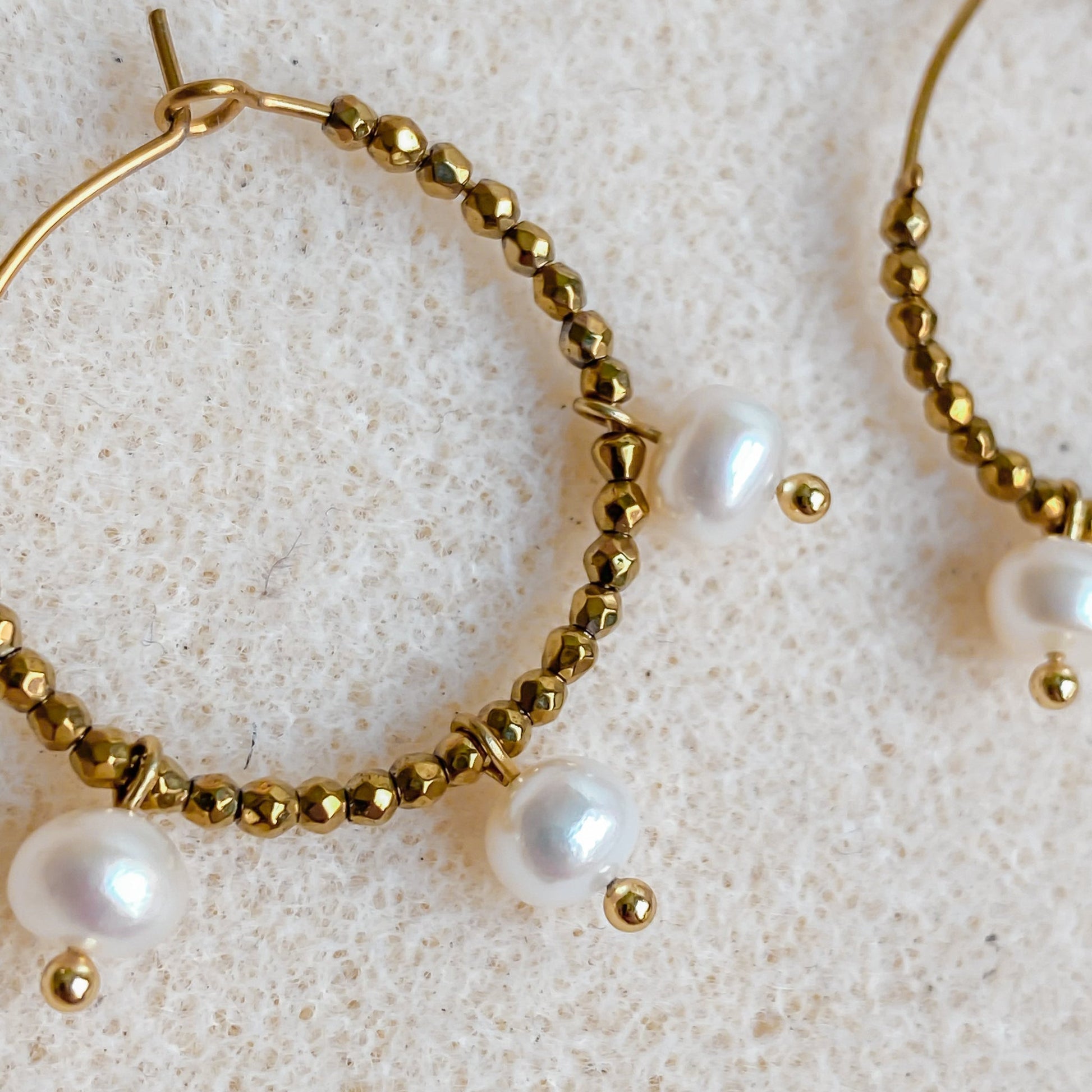 Boucles d’oreilles créoles dorées avec perles d’eau douce | AURÉA - Velora Luxury Fashion