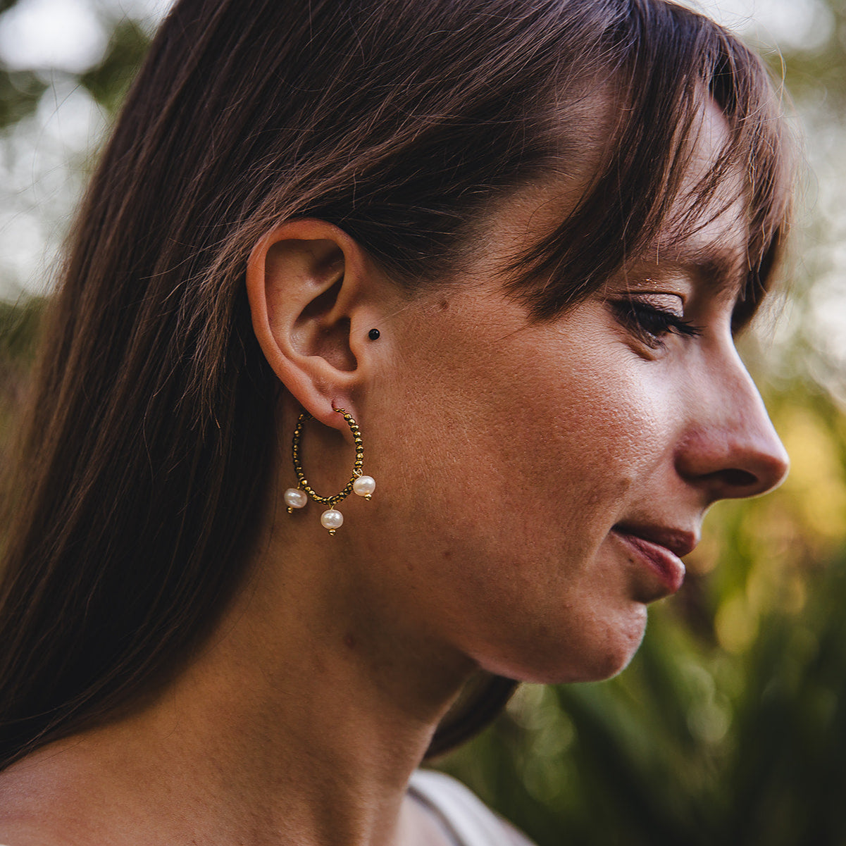 Boucles d’oreilles créoles dorées avec perles d’eau douce | AURÉA - Velora Luxury Fashion