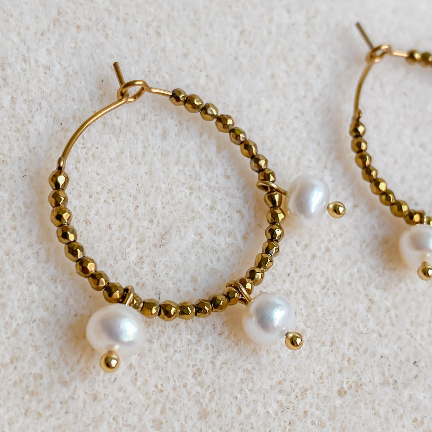 Boucles d’oreilles créoles dorées avec perles d’eau douce | AURÉA - Velora Luxury Fashion