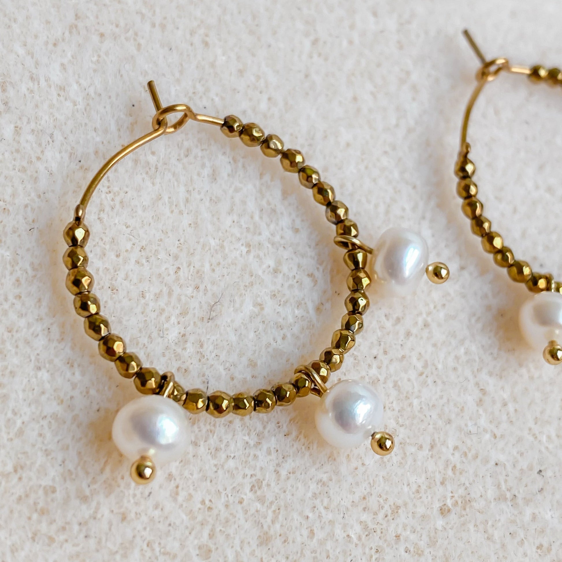 Boucles d’oreilles créoles dorées avec perles d’eau douce | AURÉA - Velora Luxury Fashion