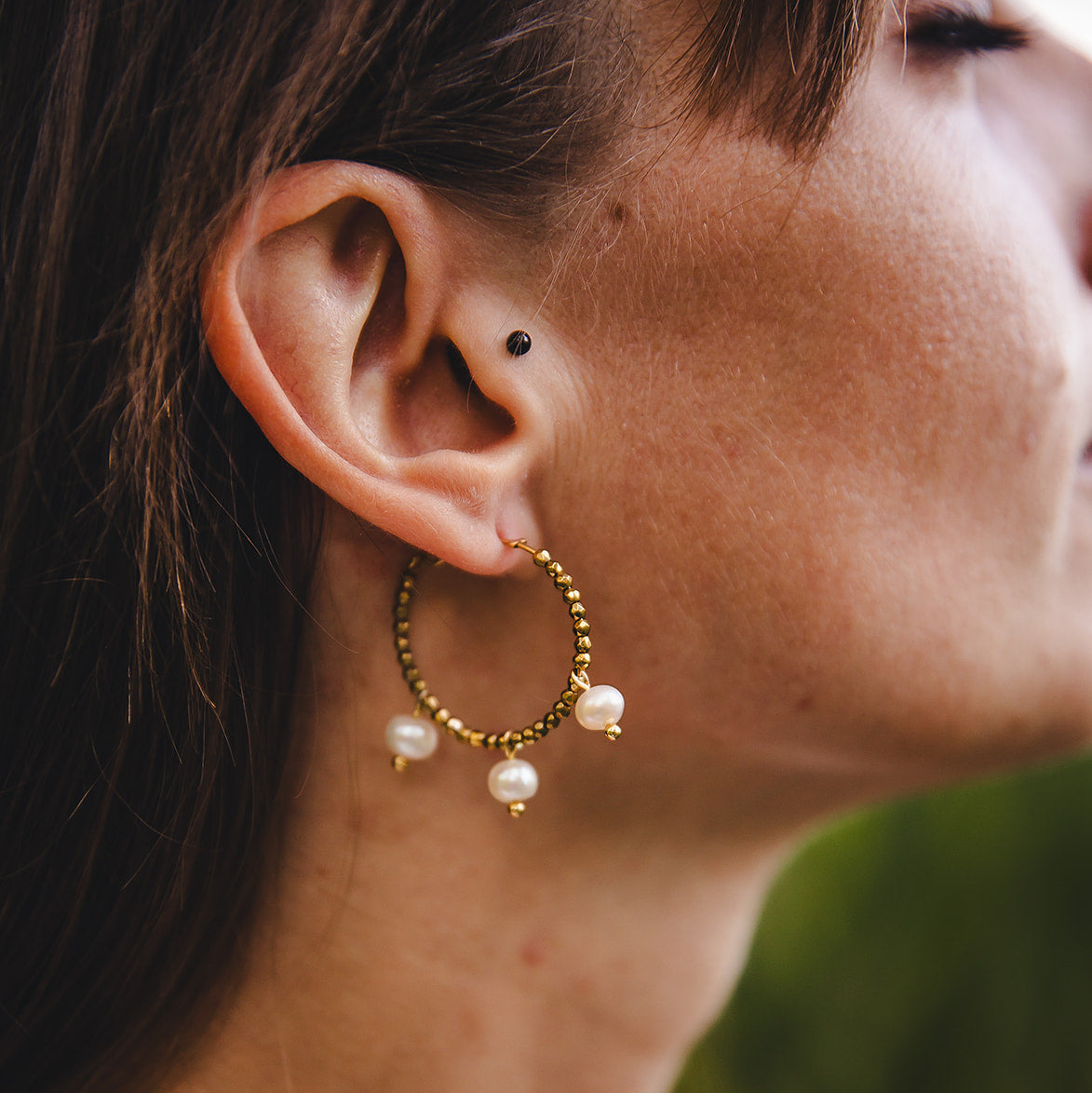 Boucles d’oreilles créoles dorées avec perles d’eau douce | AURÉA - Velora Luxury Fashion