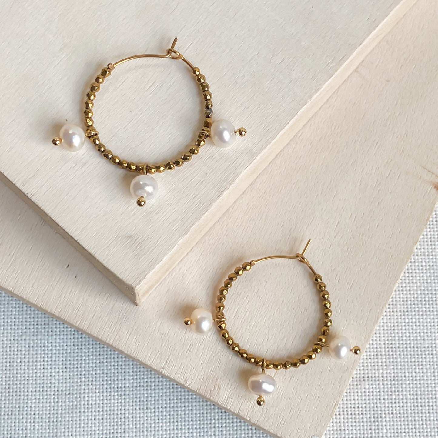 Boucles d’oreilles créoles dorées avec perles d’eau douce | AURÉA - Velora Luxury Fashion