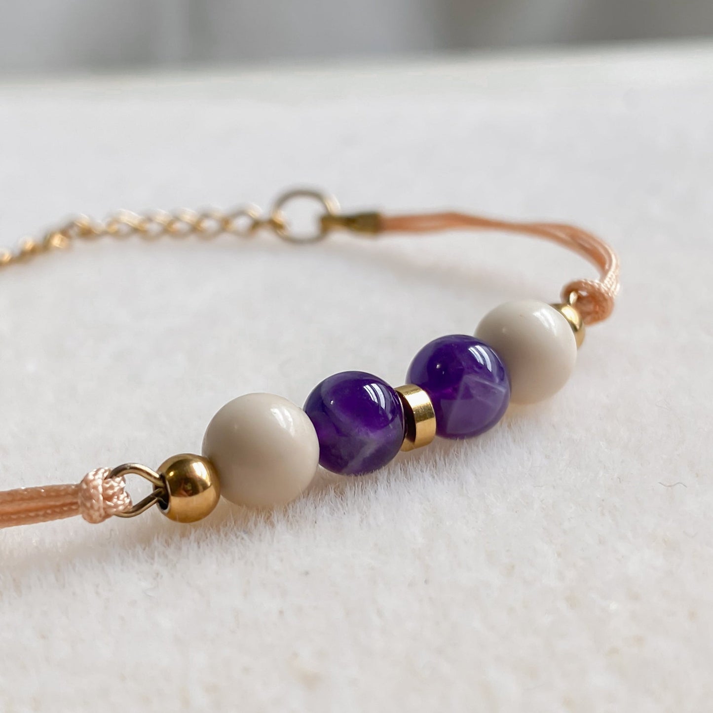 Bracelet cordon ajustable avec améthyste | ZÉPHYR - Velora Luxury Fashion
