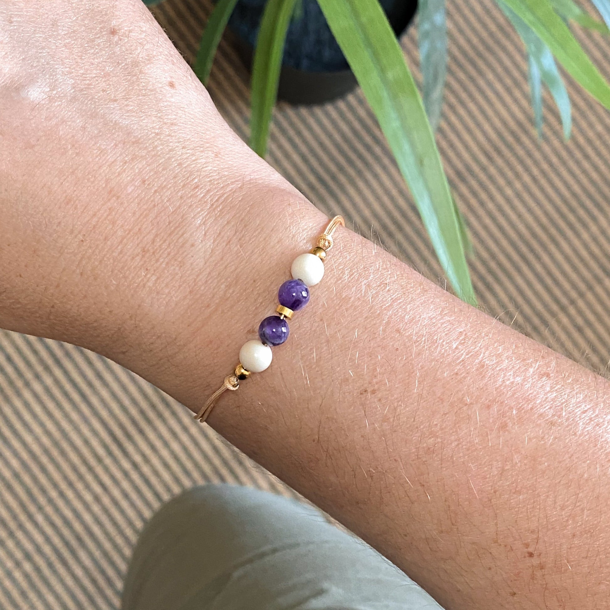Bracelet cordon ajustable avec améthyste | ZÉPHYR - Velora Luxury Fashion