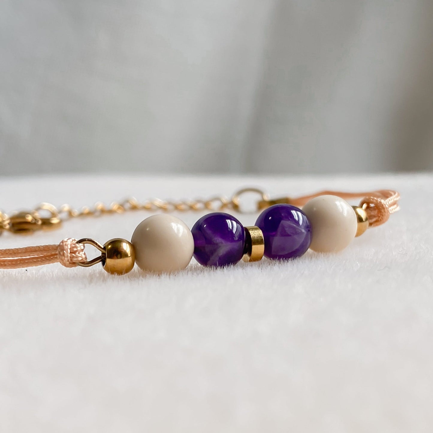 Bracelet cordon ajustable avec améthyste | ZÉPHYR - Velora Luxury Fashion