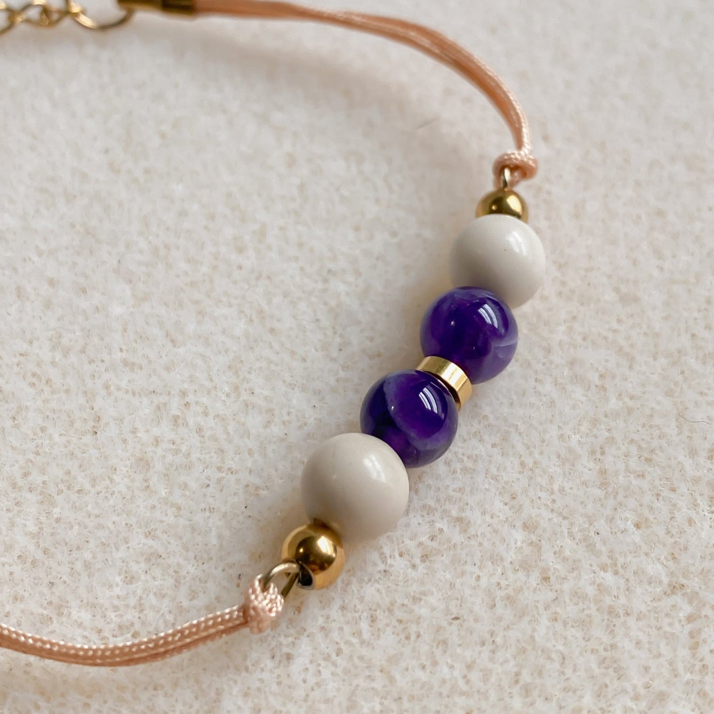 Bracelet cordon ajustable avec améthyste | ZÉPHYR - Velora Luxury Fashion