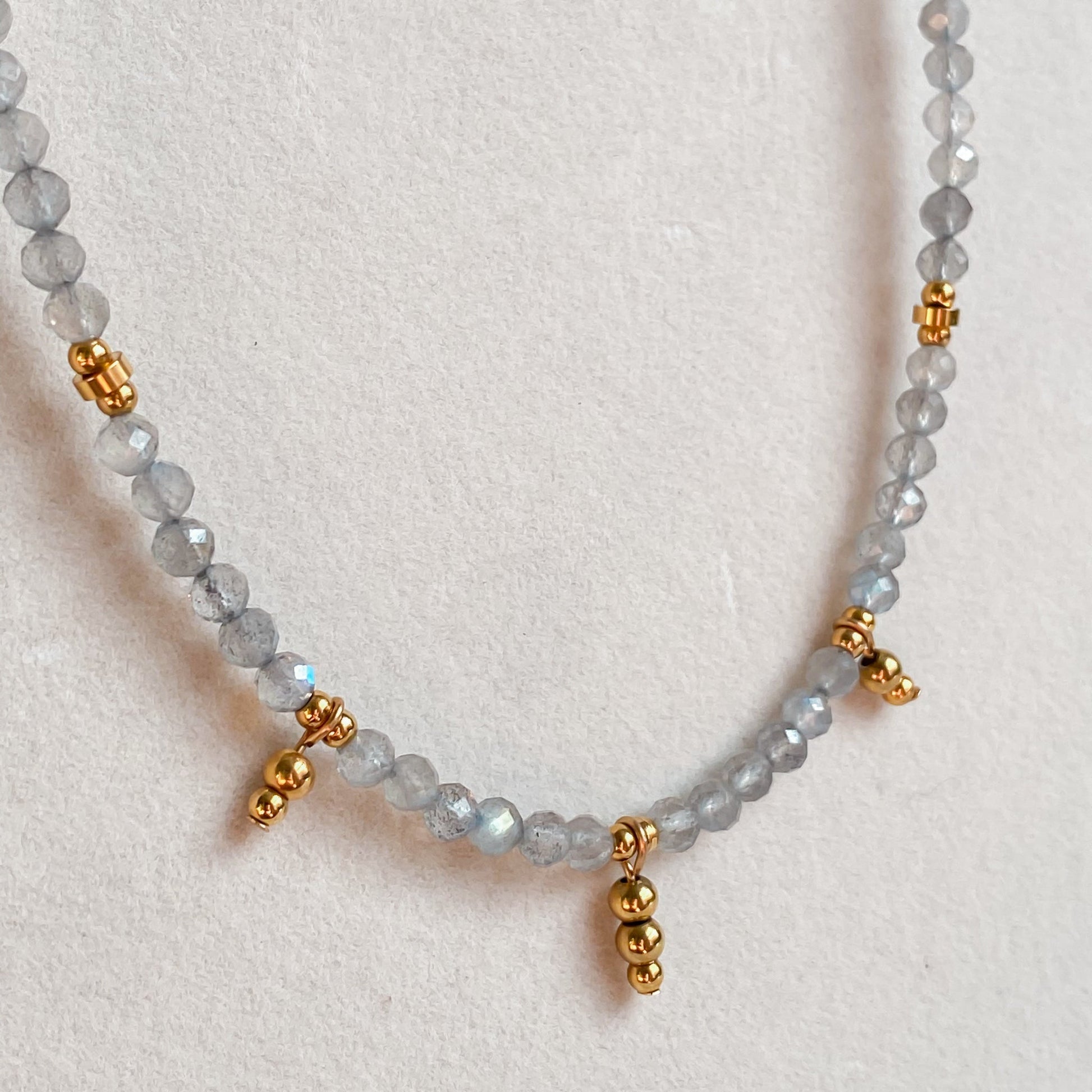 Collier en pierres de Labradorite | SÉLÉNÉ - Velora Luxury Fashion