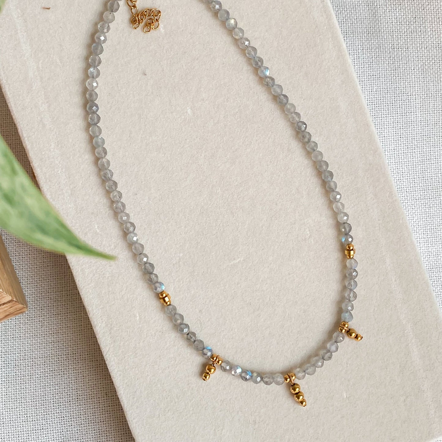 Collier en pierres de Labradorite | SÉLÉNÉ - Velora Luxury Fashion