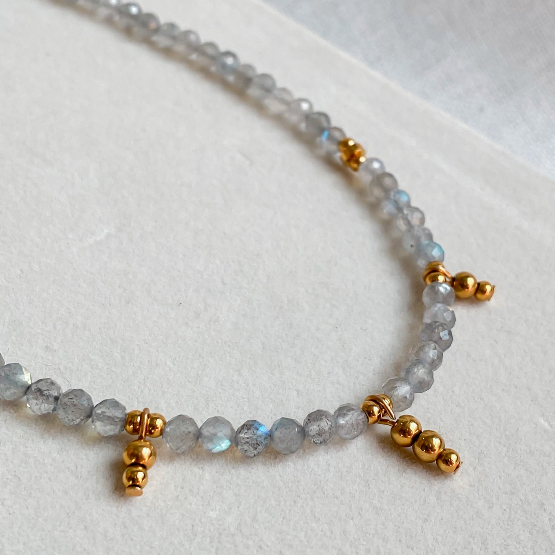 Collier en pierres de Labradorite | SÉLÉNÉ - Velora Luxury Fashion