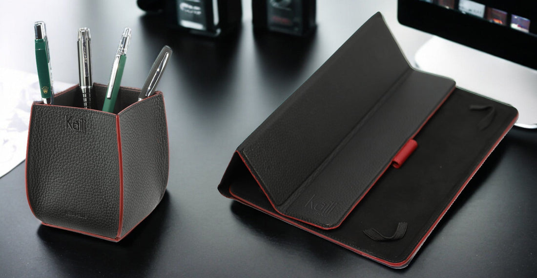 K0032AB | Porta Penne da scrivania in Vera Pelle, pieno fiore, grana dollaro. Colore Nero con bordi Rossi. Dimensioni: cm 8,5 x 8,5 x 12. Confezione: Scatola regalo fondo/coperchio - Velora Luxury Fashion