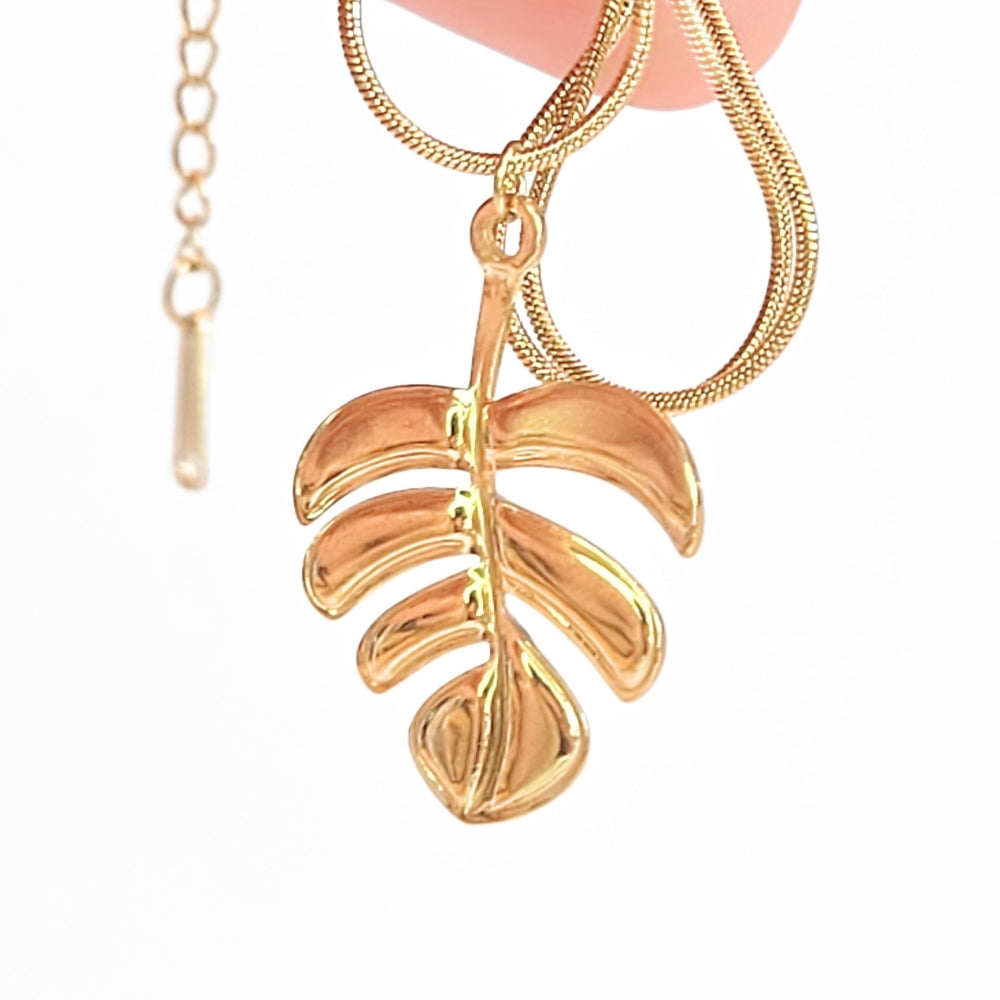Monstera Leaf Pendant Necklace - Velora Luxury Fashion