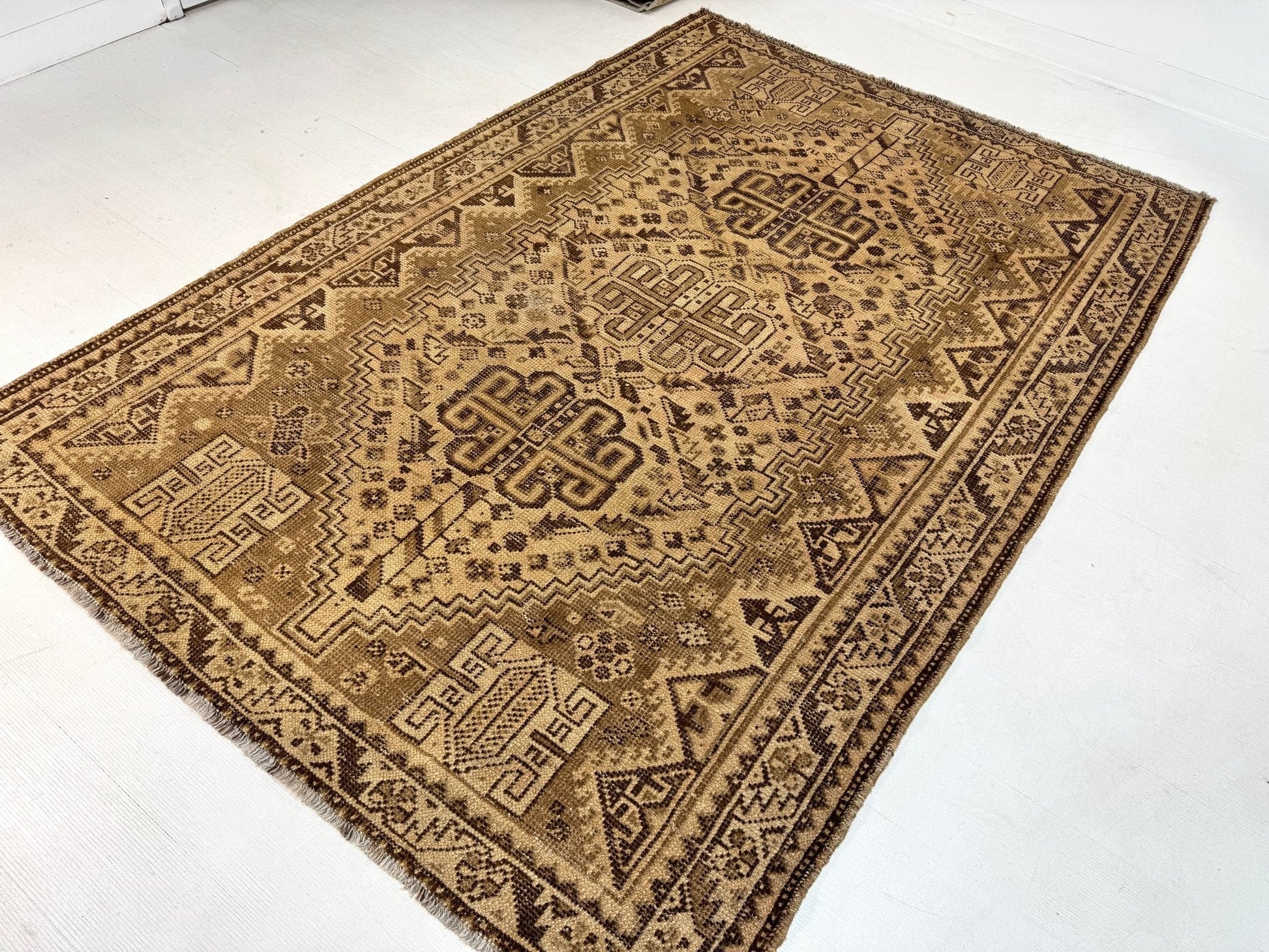 Persian Shiraz Rug | 5' 5” x 7' 11" - Velora Luxury Fashion