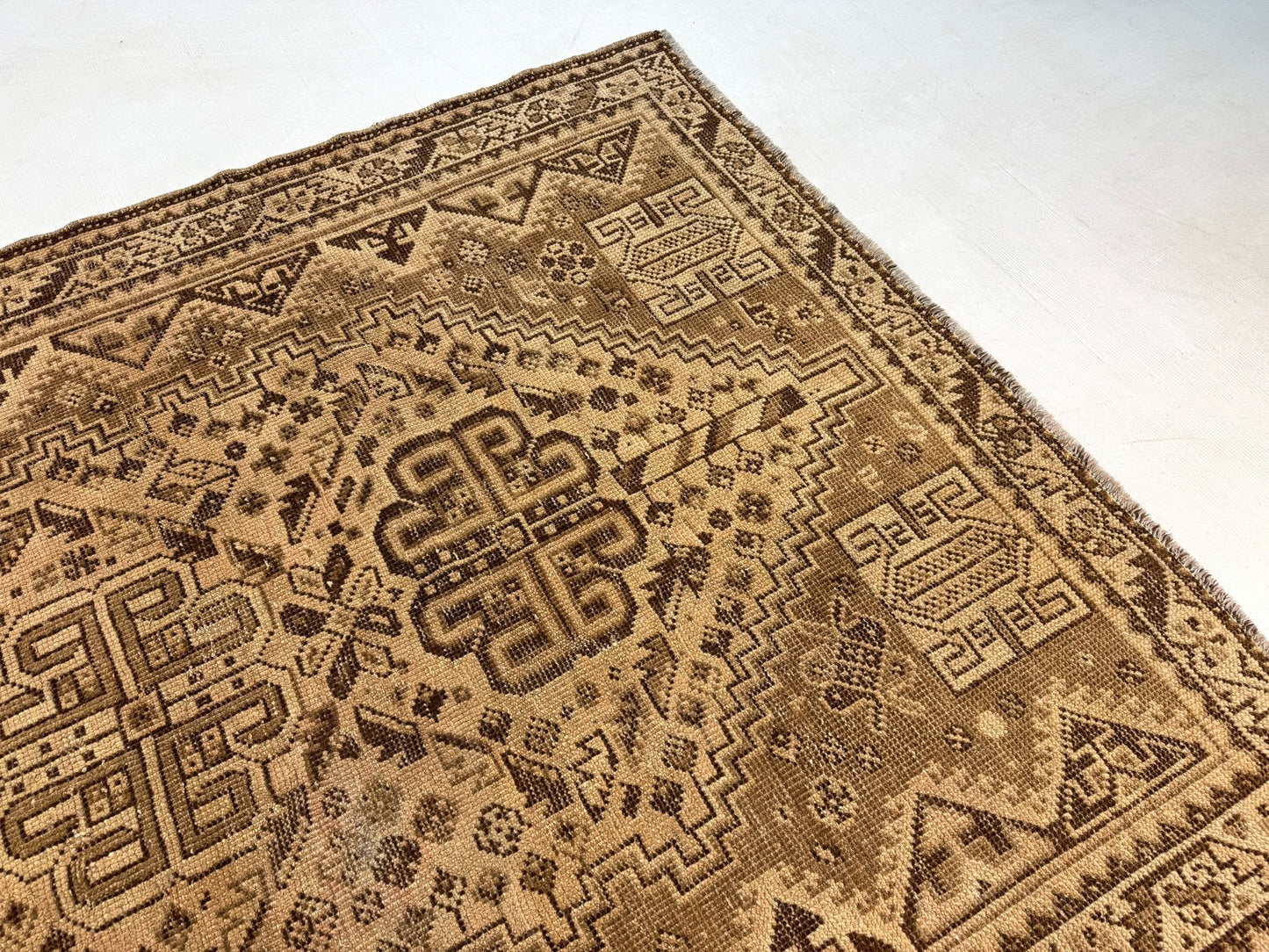 Persian Shiraz Rug | 5' 5” x 7' 11" - Velora Luxury Fashion