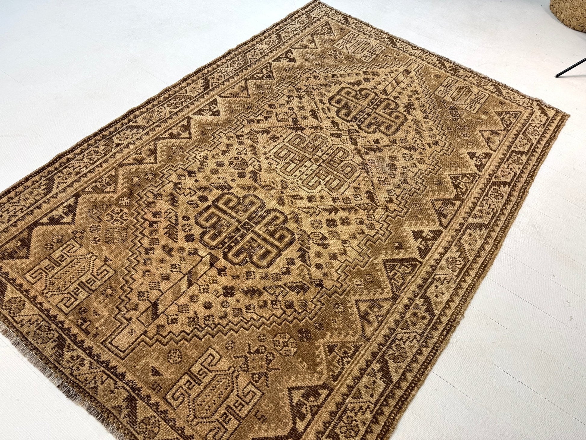 Persian Shiraz Rug | 5' 5” x 7' 11" - Velora Luxury Fashion