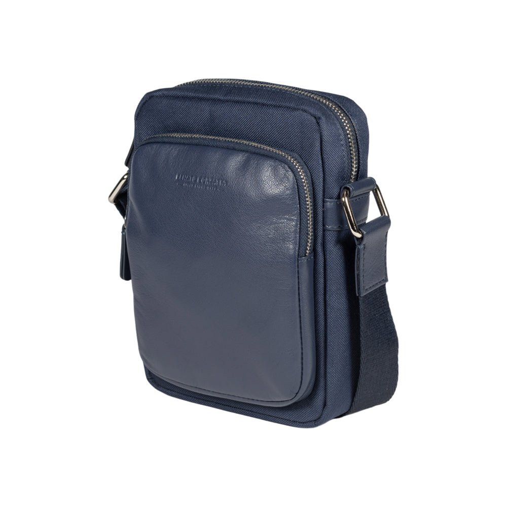 RB2002D | Borsa a Tracolla in Nylon/Vera Pelle, con leggera grana. Chiusura con lampo e tracolla regolabile - Colore Blu - Dimensioni: cm 15,5 x 21 x 7. Confezione: Sacchetto in Tessuto non Tessuto - Velora Luxury Fashion