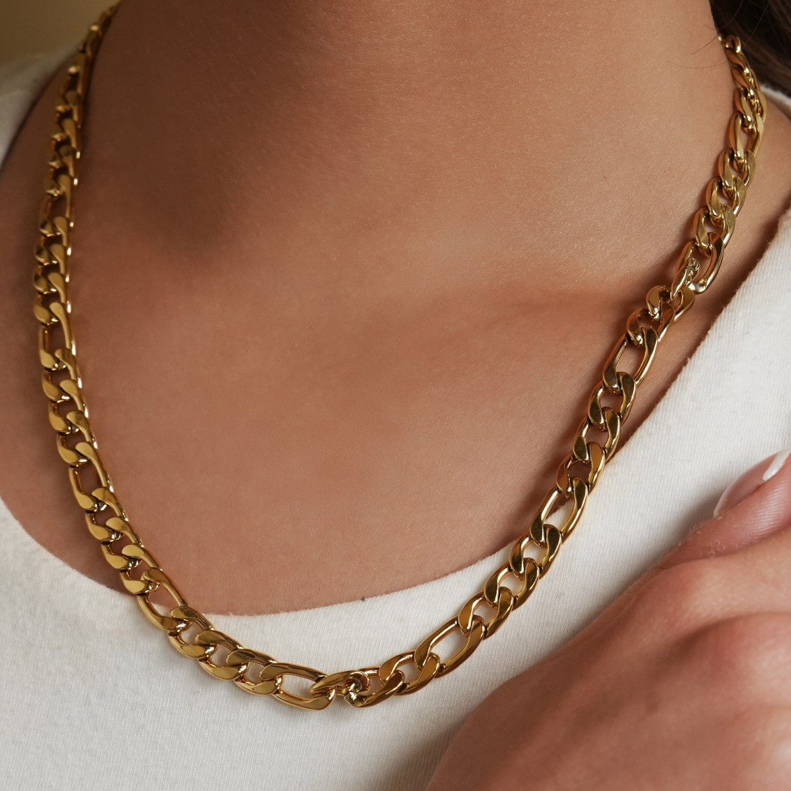 Style SUTTON: Cuban-Link Statement Chain Necklace in Gold - Velora Luxury Fashion