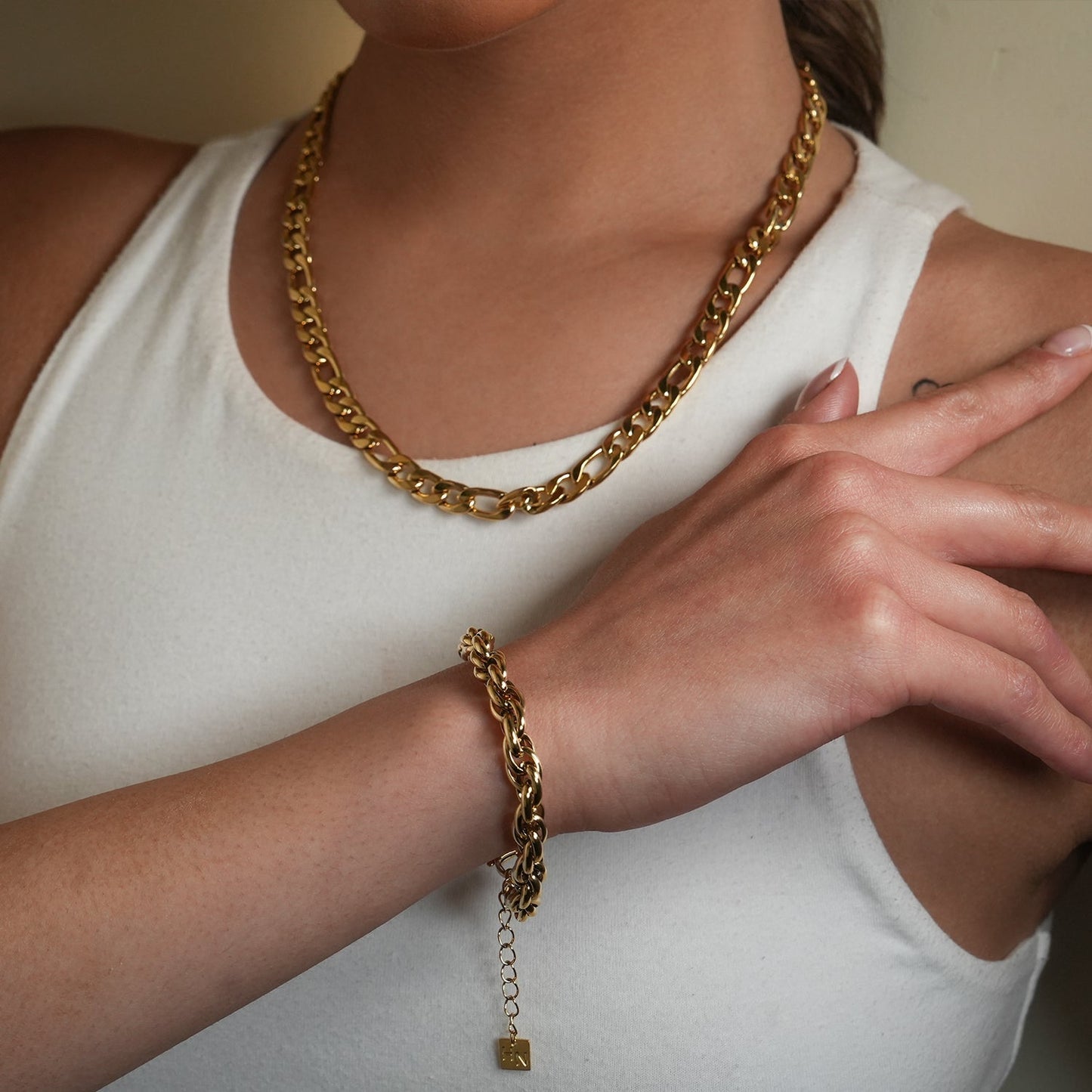 Style SUTTON: Cuban-Link Statement Chain Necklace in Gold - Velora Luxury Fashion