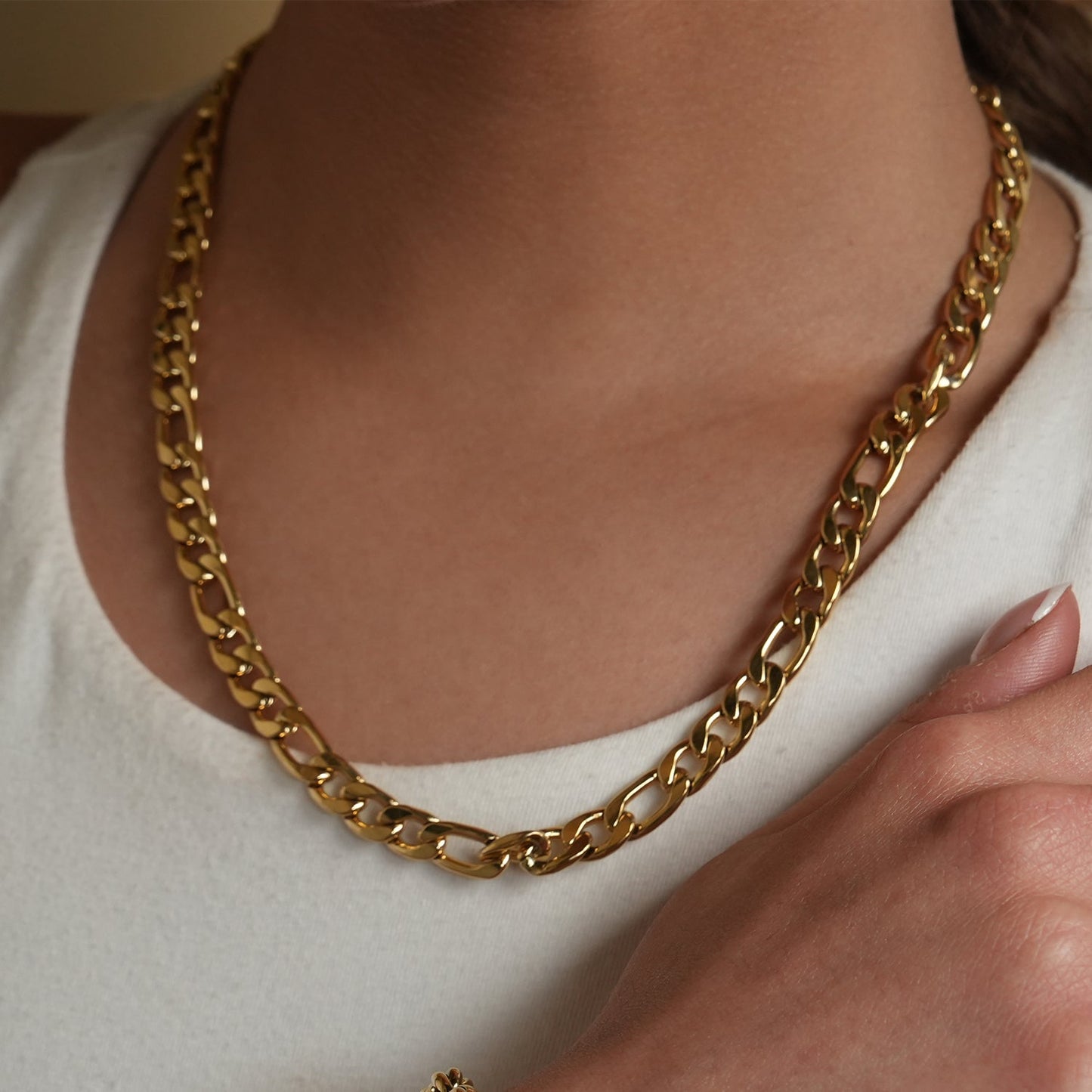 Style SUTTON: Cuban-Link Statement Chain Necklace in Gold - Velora Luxury Fashion