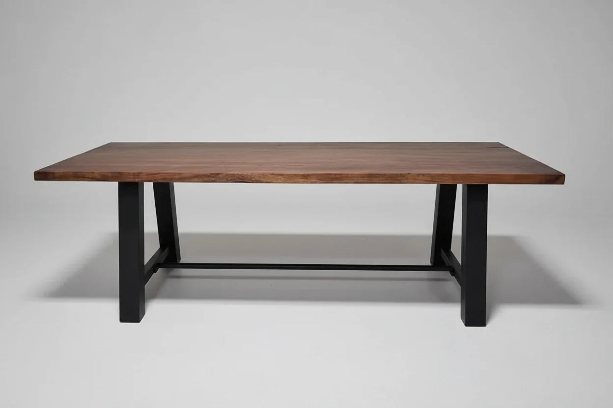 Table à diner industrielle style Établie patte en acier noir avec plateau en acacia