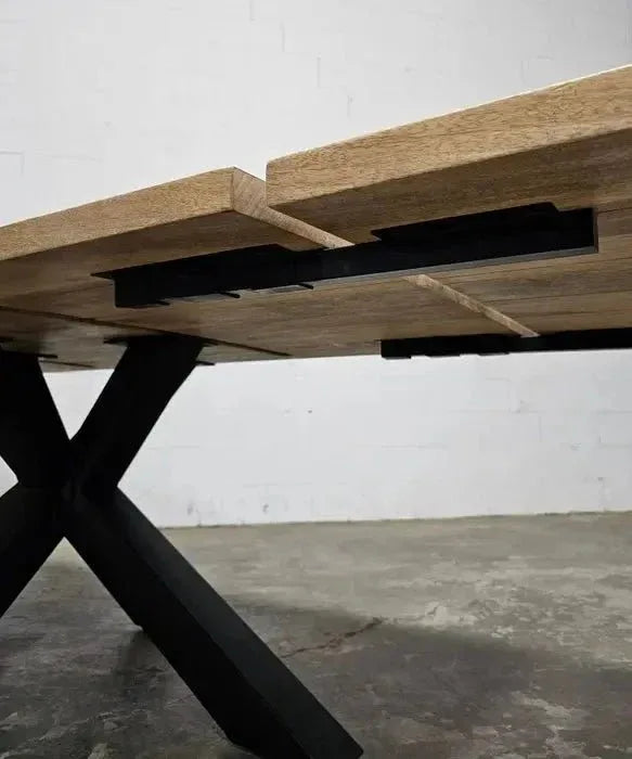 Table à diner patte Spider noir mat avec plateau en bois de manguier extensible