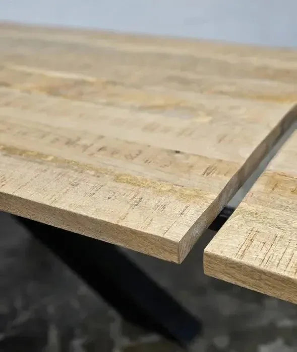 Table à diner patte Spider noir mat avec plateau en bois de manguier extensible