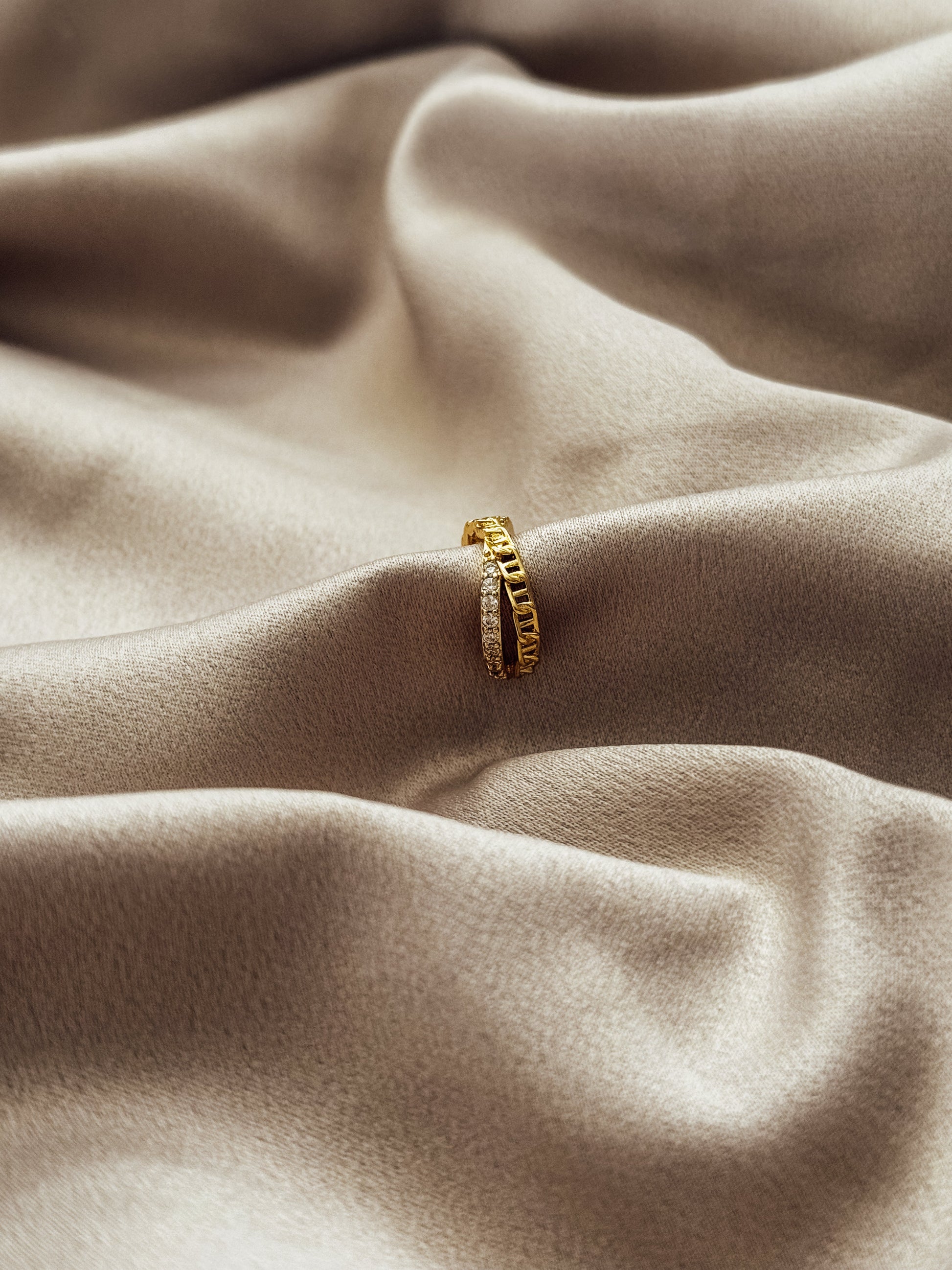 The Elizabeth CZ Ear Cuff - Velora Luxury Fashion