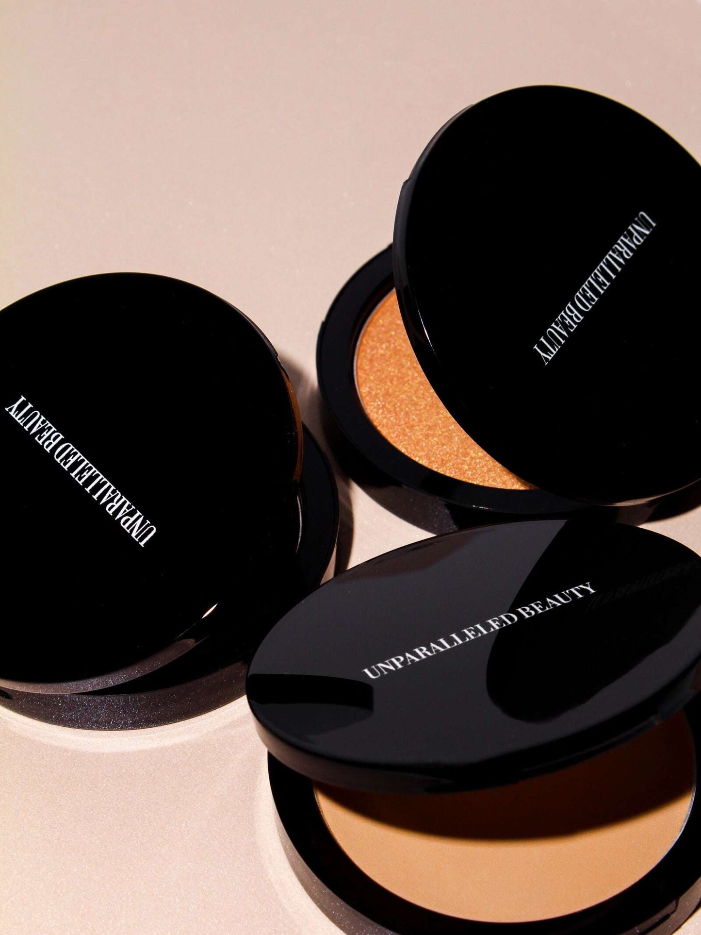 UNPARALLELED BEAUTY Natural Glow Highlighter Compact - Velora Luxury Fashion