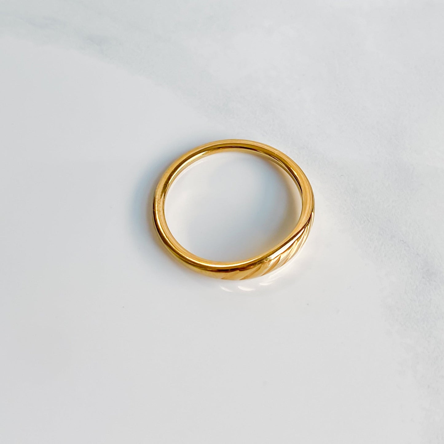 Bague dorée pour femmes en acier inoxydable plaqué or 18K | CÉRÈS