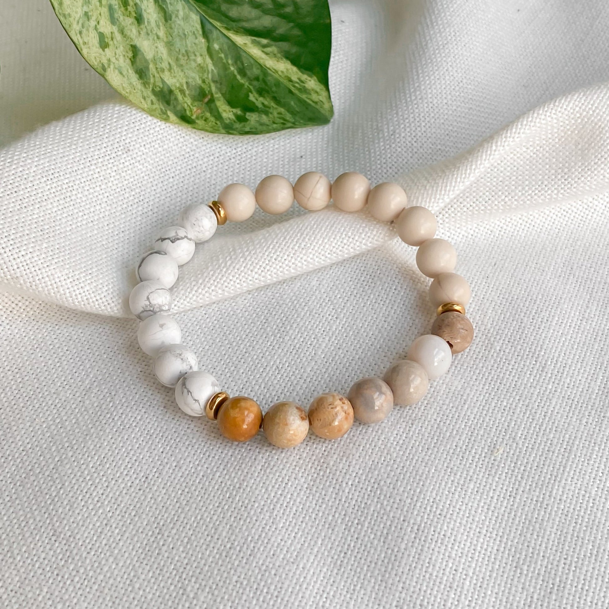 RENOUVEAU | Bracelet en howlite, jaspe et acier inoxydable Lunaki Design