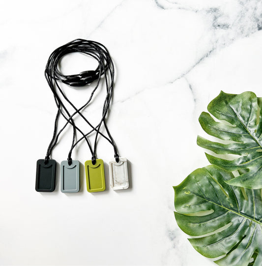 Collier style plaque en silicone pour papa, maman ou enfants - Velora Luxury Fashion